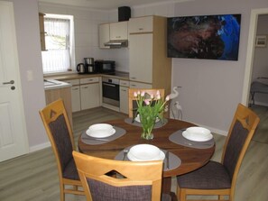 Kühlschrank, Toaster, Kochgeschirr/Geschirr/Besteck, Esstisch