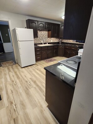 Refrigerador, microondas, horno y parrilla de estufa 