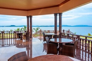 Family dining - Fancy Resort Beach Hotel (Jinja)