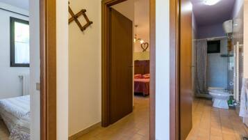 2 bedrooms, iron/ironing board, WiFi