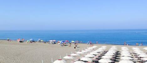 Una spiaggia nelle vicinanze