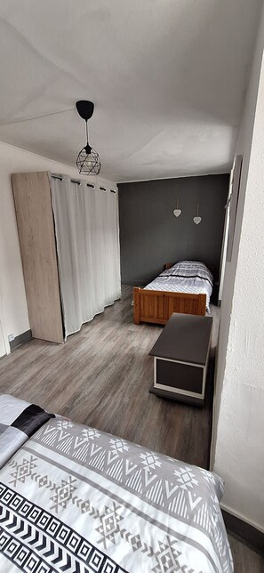 3 عدّة غرف نوم ومكواة/لوح كي وواي فاي مجانًا وملاءات أسرّة