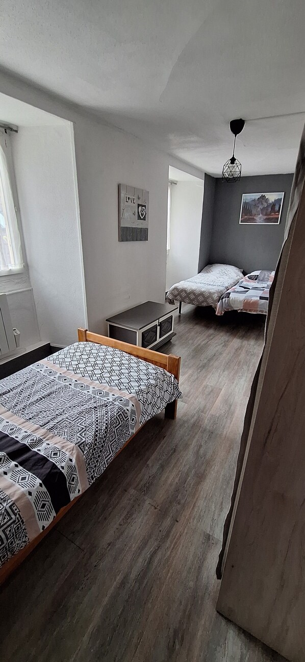 3 chambres, fer et planche Ă repasser, Wi-Fi gratuit, draps fournis