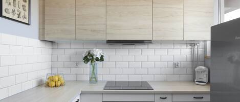 Apartemen Klasik | Dapur pribadi | Lemari es, mesin pencuci piring, dan mesin pembuat kopi/teh