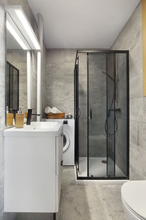 Classic Apartment | Bathroom | Shower, hair dryer, towels - Elite Apartments Przymorze (Gdansk)