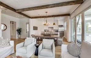 House, 5 Bedrooms | Living room