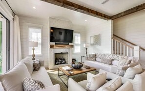 House, 5 Bedrooms | Living room