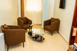 Studio | Living area | 32-inch LED TV with cable channels, TV - ISIS HOTEL (Yaoundé)