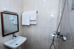 غرفة مزدوجة أو بسريرين منفصلين | حمام | تجهيزات دش، دُش غزير، مناشف