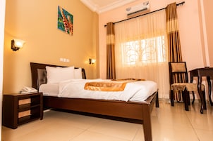 Doppia Standard | Una scrivania, Wi-Fi gratuito, lenzuola