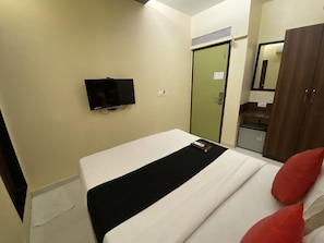 Soundproofing, free WiFi, bed sheets
