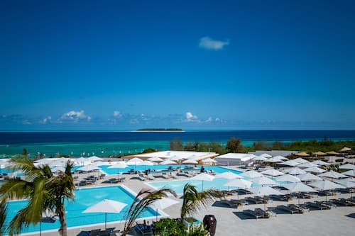 3 outdoor pools, sun loungers
