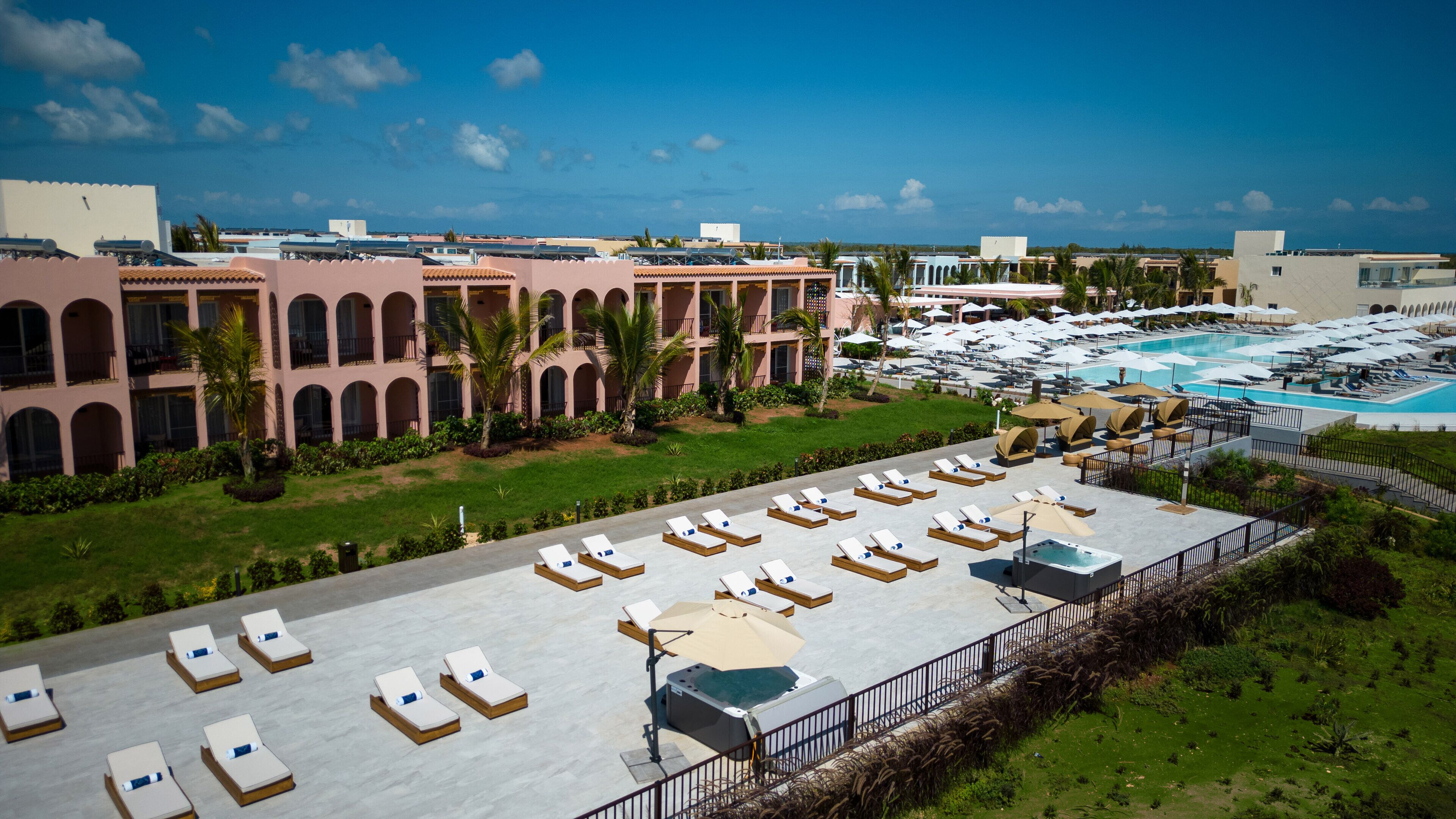 3 個室外泳池；躺椅