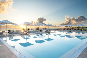 3 outdoor pools, pool loungers