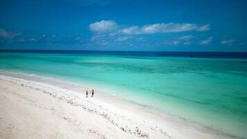 Una playa con agua turquesa cristalina y una orilla arenosa.