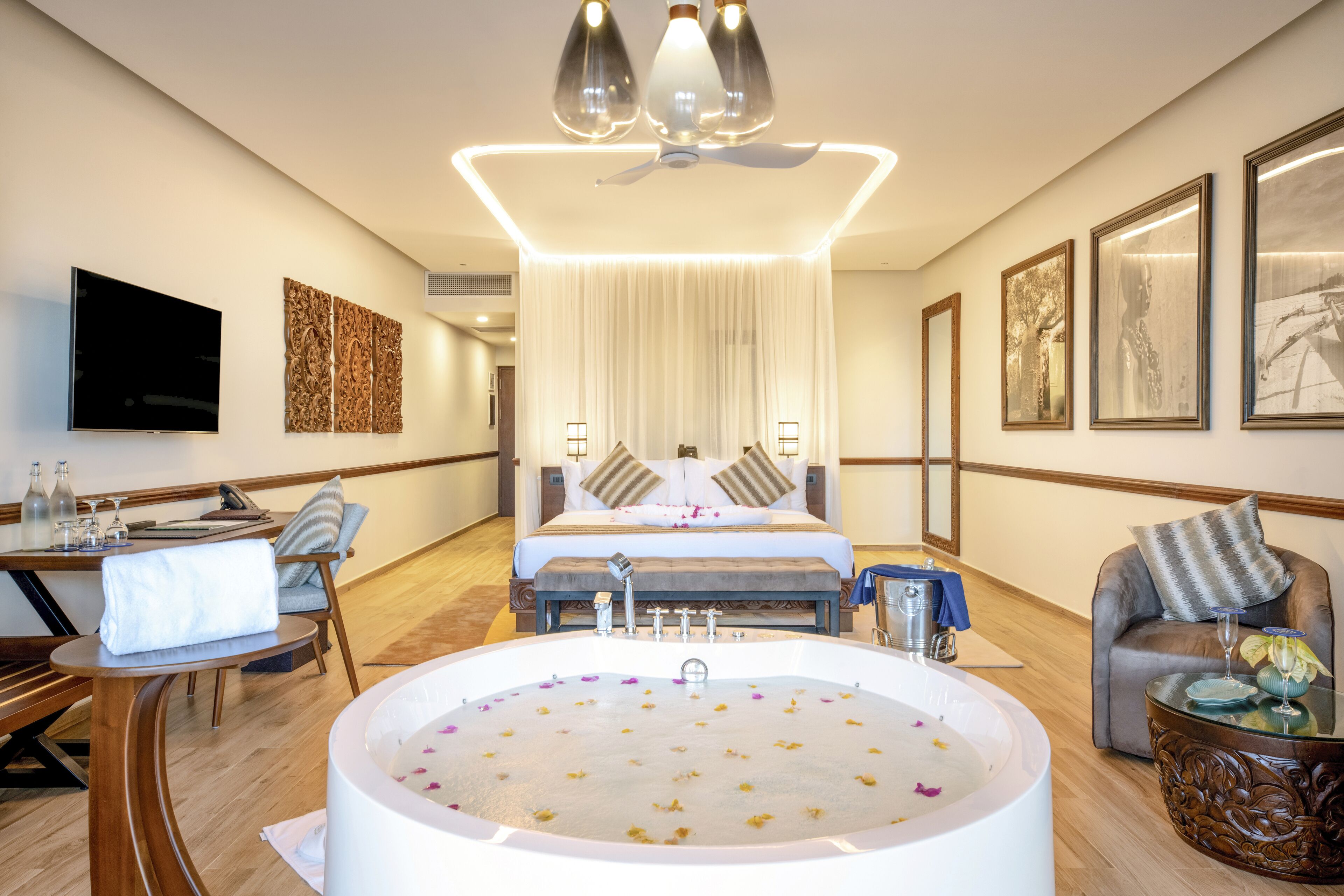 Superior Suite King Ocean View w Whirlpool | Hypo-allergenic bedding, free minibar, in-room safe