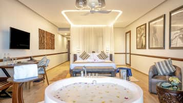 Superior Suite King Ocean View w Whirlpool | Hypo-allergenic bedding, free minibar, in-room safe