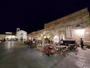 Outdoor dining - Ficurinia Apartment in Villa in Marzamemi with Salt Pool and Jacuzzi (Marzamemi)