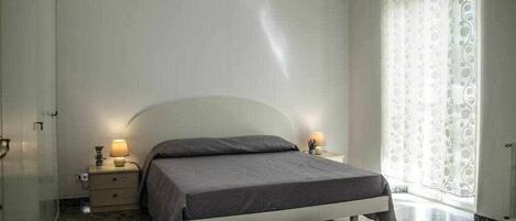 2 soverom og strykejern/-brett