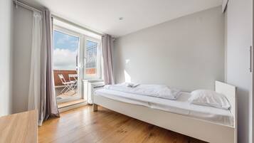 1 habitación, tabla de planchar con plancha y ropa de cama