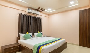 Kamar Standar | Brankas, meja kerja, setrika/meja setrika, dan seprai linen