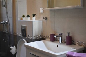 Departamento (Two Bedroom Apartment with Balcony) | Baño | Regadera y toallas 