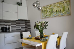 Appartement (Two Bedroom Apartment with Balcony) | Salle à manger