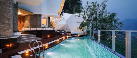 Piscine extérieure, parasols de plage, chaises longues