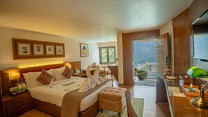 Standard Room, Pool View | Minibar, desk, blackout drapes, soundproofing