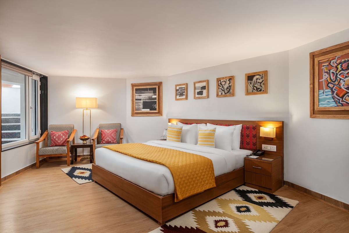 1 slaapkamer, een minibar, een bureau, verduisterende gordijnen