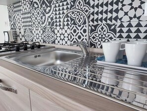 Frigorifero, microonde, forno, piano cottura