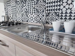 Frigorifero, microonde, forno, piano cottura