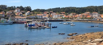 In the heart of Costa da Morte and Camiño dos Faros, near beaches in the middle of nature.