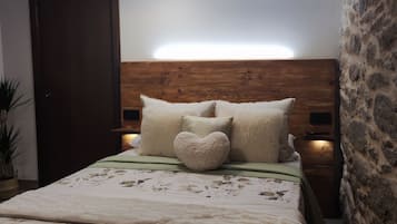 1 bedroom, travel cot, bed sheets