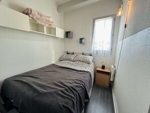 1 bedroom - Top-Floor Apt, 2 Rooms, 4 Guests, Pool, Parking, Narbonne Beach (Narbonne)