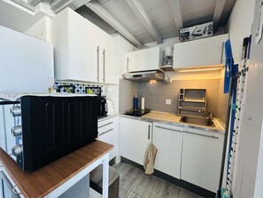 Fridge, microwave, stovetop, coffee/tea maker
