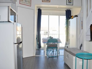 Interior - Top-Floor Apt, 2 Rooms, 4 Guests, Pool, Parking, Narbonne Beach (Narbonne)