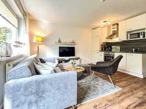 Fernseher, Kamin, Stereoanlage