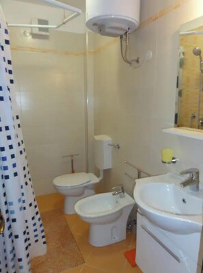 Douche, bidet, serviettes fournies, savon