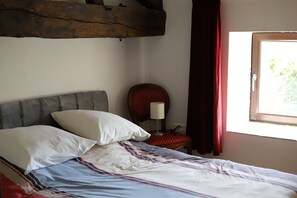 3 bedrooms, iron/ironing board, travel crib, bed sheets