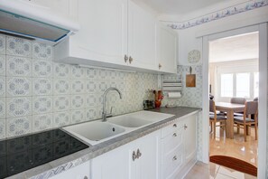 Fridge, microwave, oven, coffee/tea maker - ALBA 1 3 Roses (Rosas / Roses)