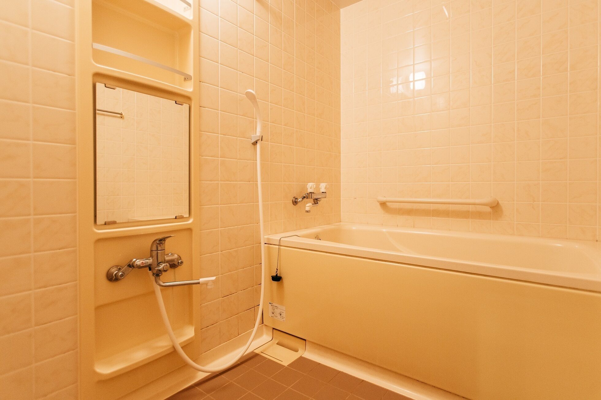 Un baño con bañera, zona de ducha y retrete.