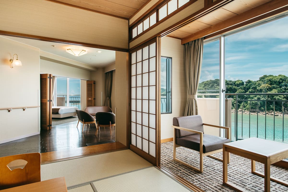 Ein traditioneller japanischer Raum mit Tatami-Boden, einem niedrigen Tisch und einer Sitzecke.