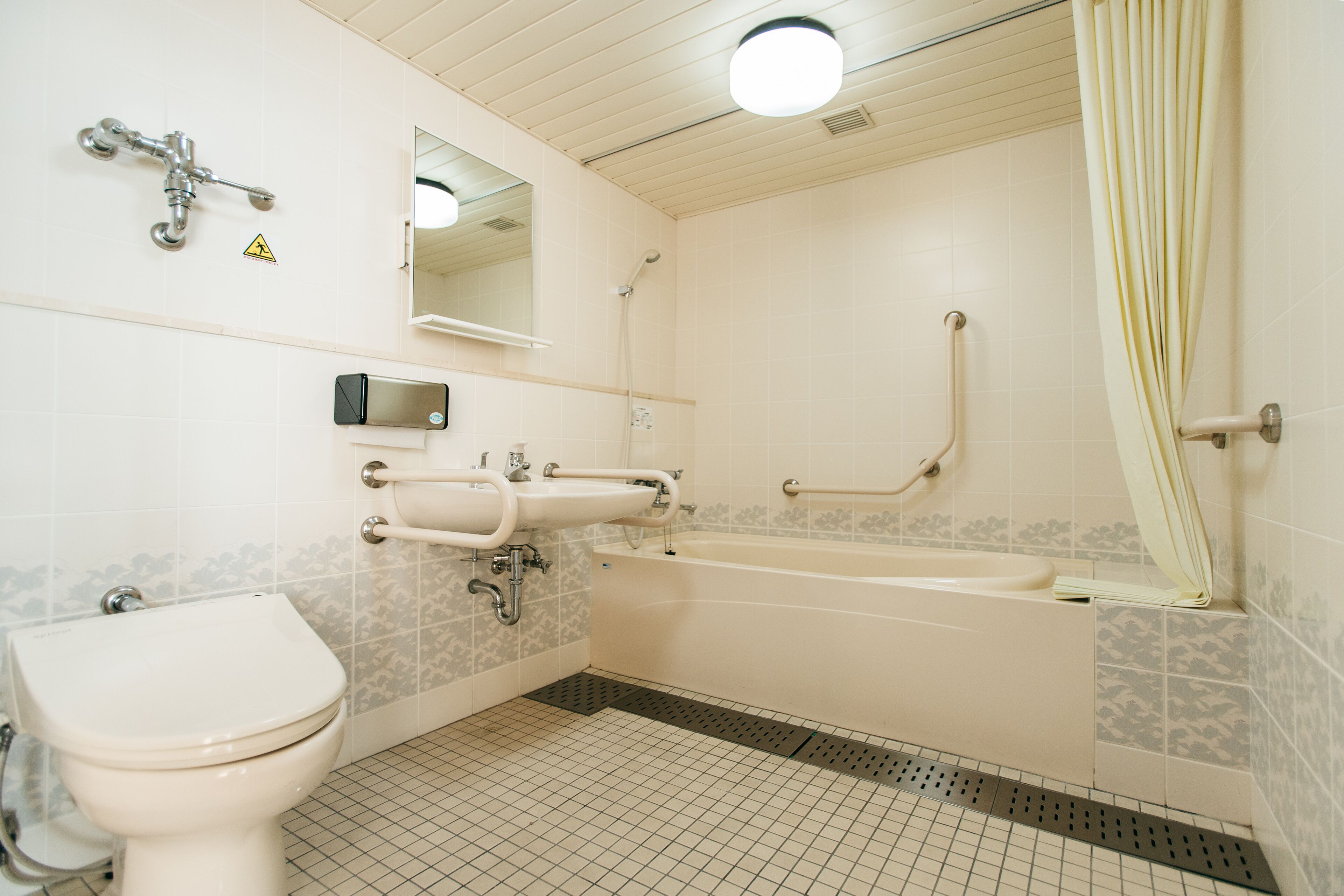 A bathroom with a toilet, sink, and bathtub.