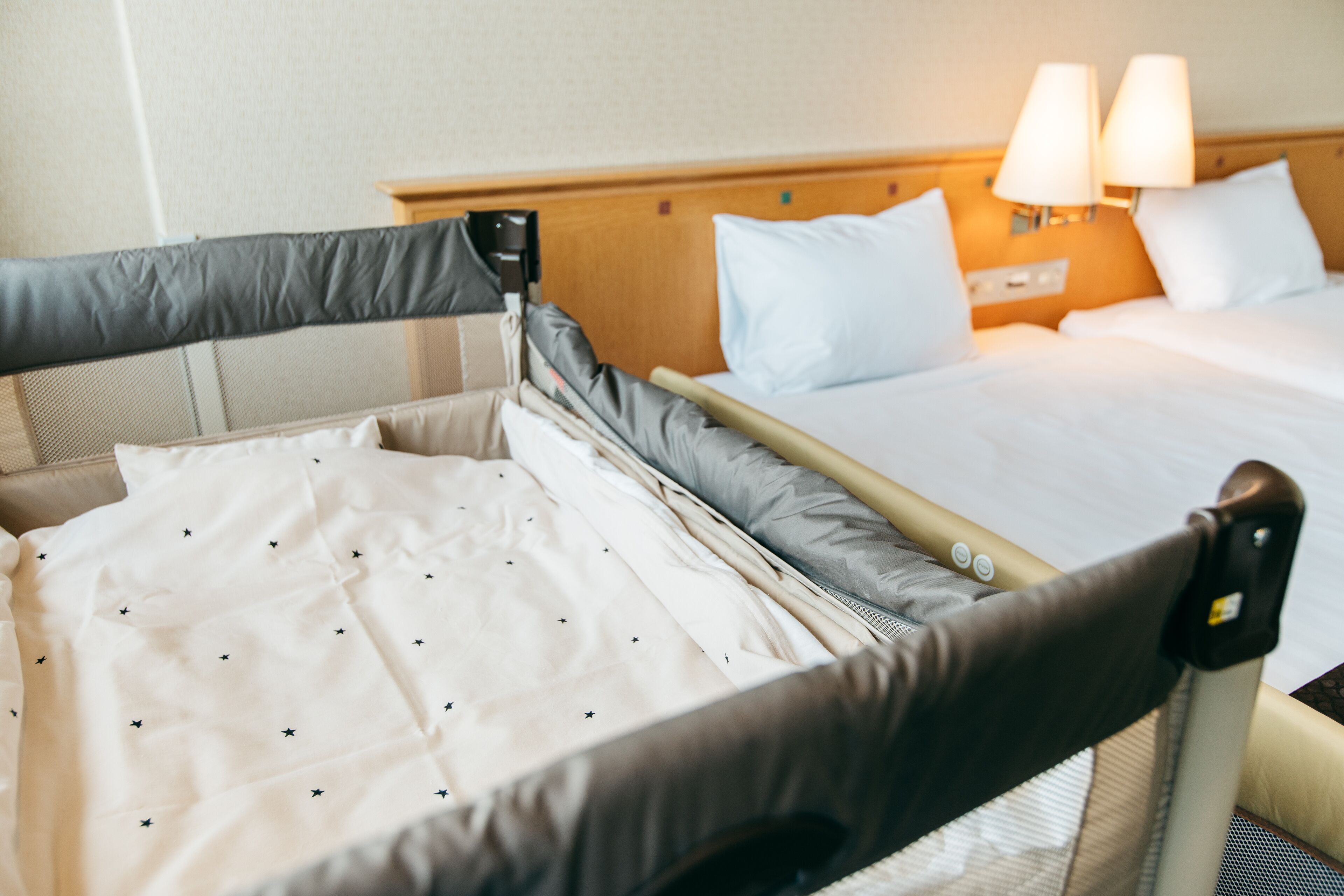 Une chambre d’hôtel avec un lit, des oreillers et une tête de lit.