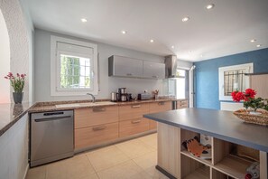 Kühlschrank, Mikrowelle, Ofen, Geschirrspüler