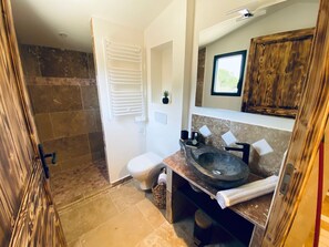 Shower, hair dryer, towels, soap - Villa Cerisier Domaine la Tapie de Bouchet En Camargue (Mas Thibert)