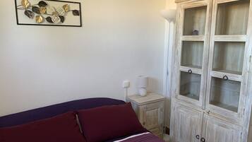 1 slaapkamer, een strijkplank/strijkijzer, gratis wifi, beddengoed