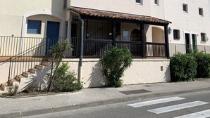A two-story building with a balcony, a staircase, and a crosswalk in front. - Nice view - PORT GRIMAUD (Grimaud)