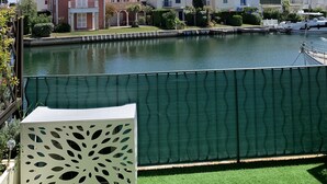 A marina with boats, a pool, and houses in the background. - Nice view - PORT GRIMAUD (Grimaud)
